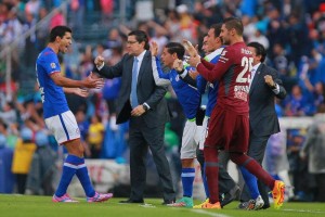 Luis Fernando Tena celebra con sus jugadores uno de los goles 